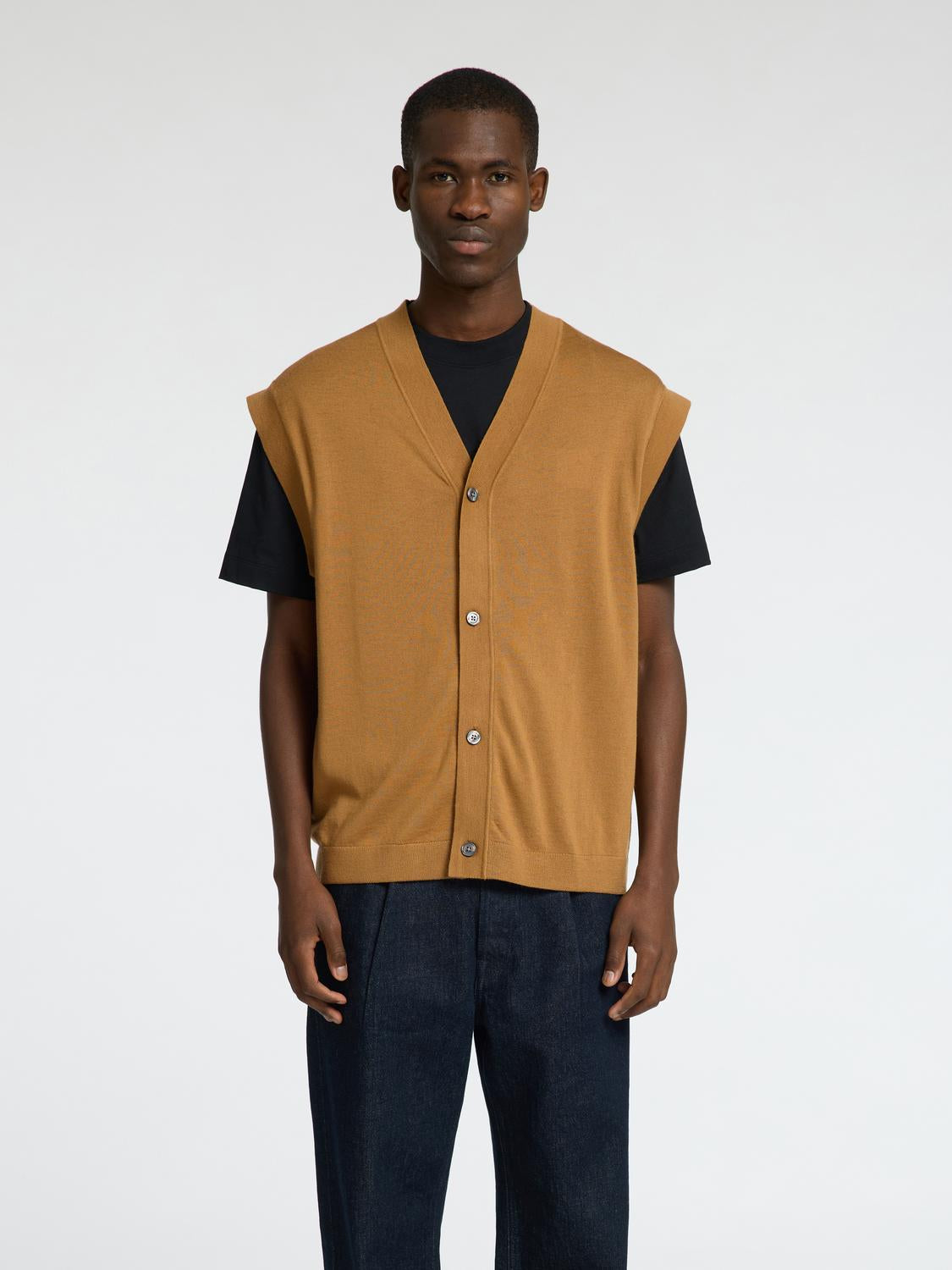 model_shot-front
